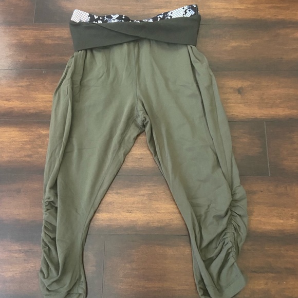 Lululemon Sunset Salutation Crop Fatigue Green Ziggy Snake Butter Pink &… - Picture 7 of 12